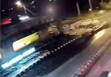 Đi theo Google Maps, ô tô lao khỏi cầu vượt xây dở