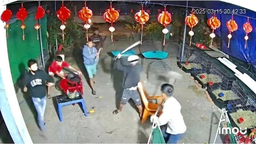 Nghĩ “bị nhìn đểu”, nhóm thanh niên xông vào nhà chém người