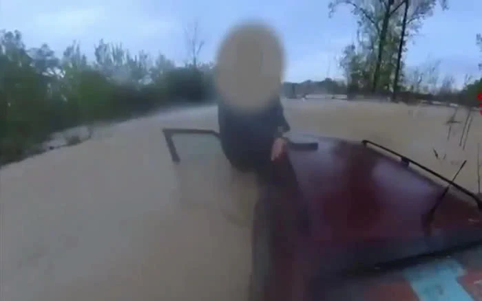 Giải cứu người đàn ông mắc kẹt trên ô tô giữa dòng nước lũ