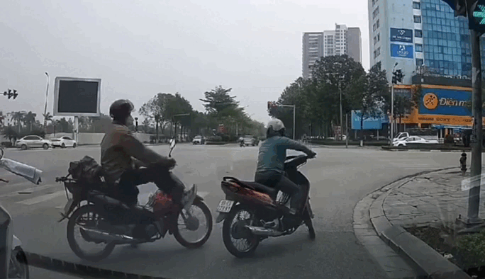 Người phụ nữ bị đạp vào xe khi chắn đường xe rẽ phải