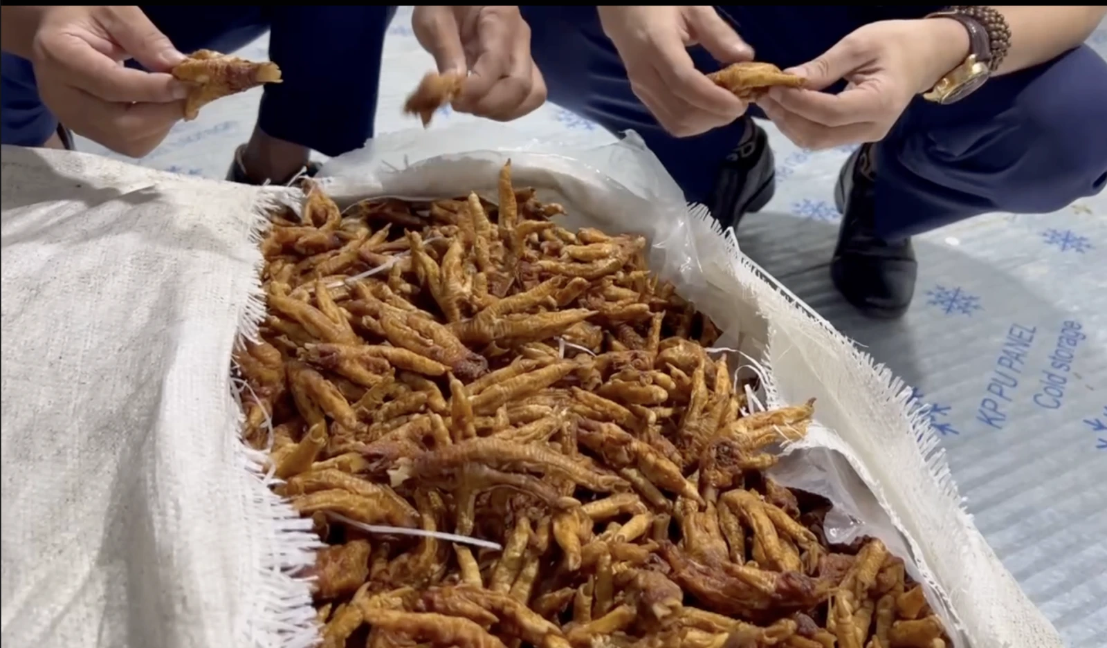 Gần 2 tấn chân gà bốc mùi, chảy nước suýt thì vào bụng người tiêu dùng