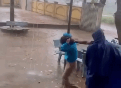 Phụ huynh túm tóc cô giáo đánh, bắt đứng giữa mưa