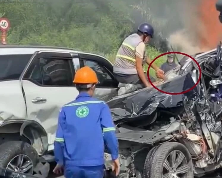 Những 'người hùng' cứu tài xế kẹt trong ô tô sắp cháy 