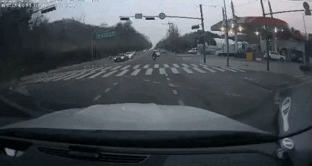 Hố tử thần xuất hiện giữa đường tại Hàn Quốc, nuốt trọn xe máy