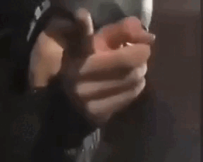 Nhóm thanh niên dùng mũ bảo hiểm đập phá taxi công nghệ