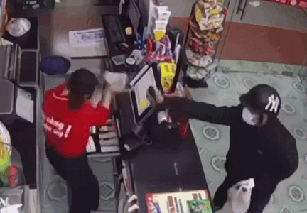 Xịt hơi cay vào mặt nữ nhân viên thu ngân rồi cướp khay tiền