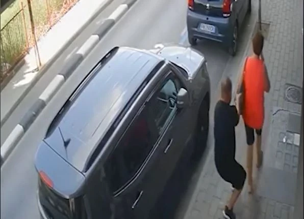 Bị giật túi xách, người phụ nữ chống trả lại tên cướp