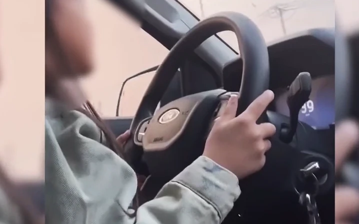 Lời khai của ông bố cho con nhỏ cầm vô lăng chạy 60km/h