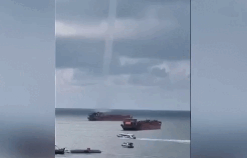 Vòi rồng khổng lồ ở Phú Quốc, cao hàng trăm mét ngoài khơi