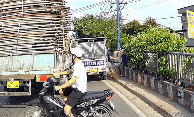 Hai tài xế dừng ô tô trên cầu rồi lao vào đánh nhau