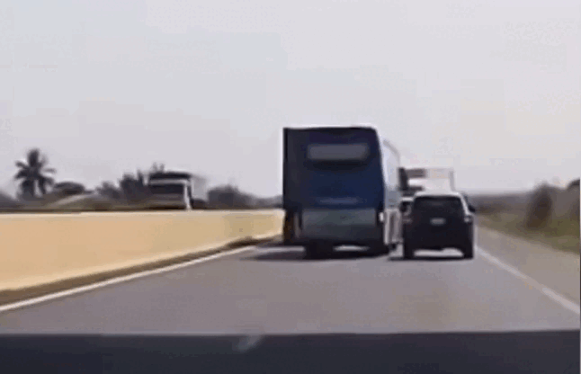 Tài xế xe khách chuyển làn đột ngột, ép xe con trên cao tốc