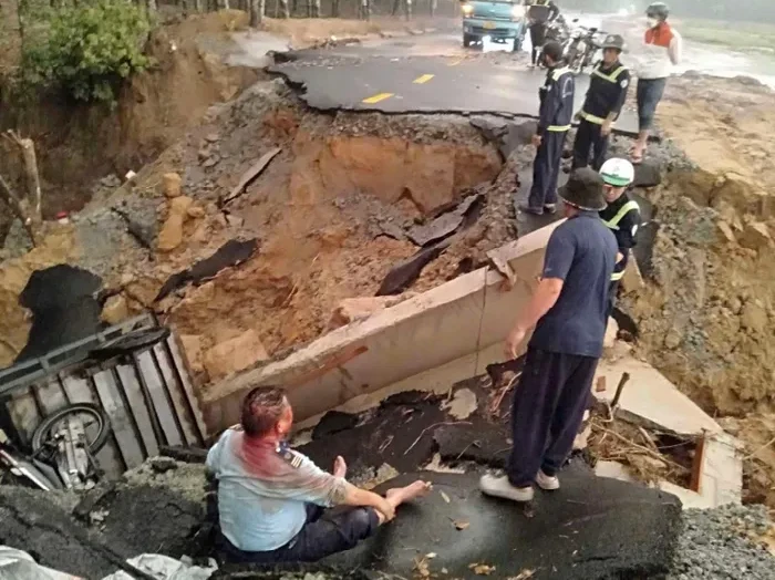 Giải cứu 2 người đàn ông rơi xuống hố khi đường bị sụt lún 