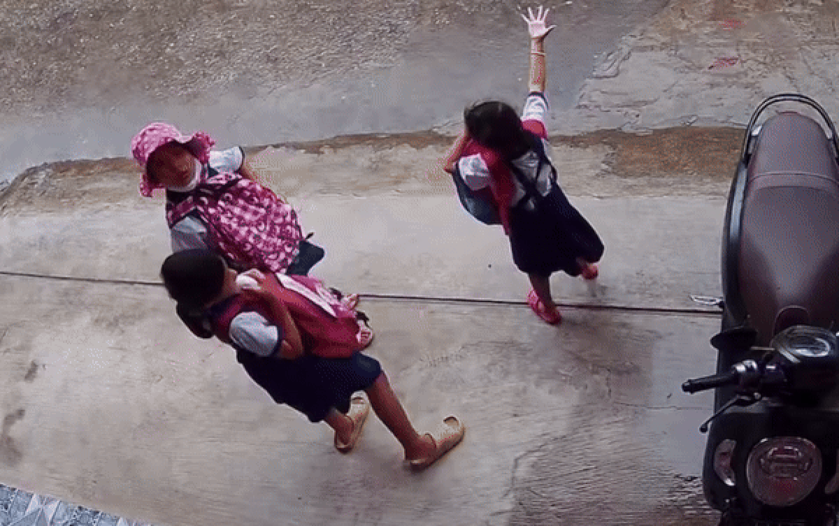 3 bé gái trú mưa trước cửa, chủ nhà check camera vội chạy ra 3 be gai tru mua truoc cua, chu nha check camera voi chay ra