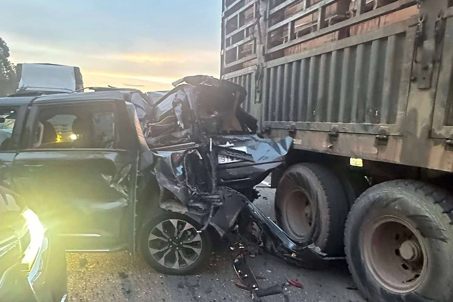 Tai nạn liên hoàn cao tốc Nội Bài - Lào Cai, 11 xe hư hỏng