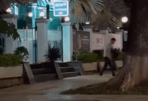 Người từng dùng búa đập biển báo lại ném đá trụ ATM 