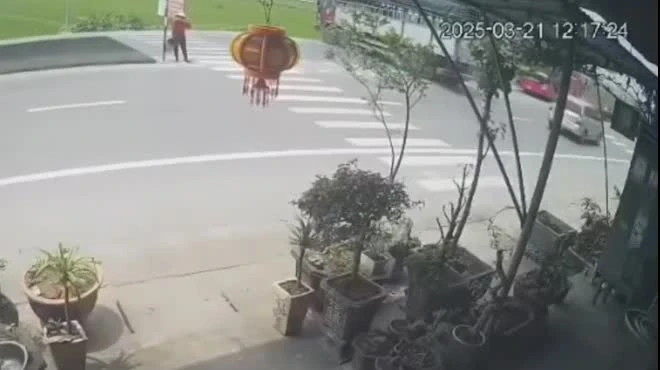 Xe khách đối đầu xe tải trong vụ tai nạn liên hoàn