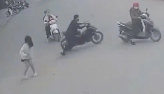 Nam thanh niên “vứt” bạn gái giữa đường để chạy trốn CSGT