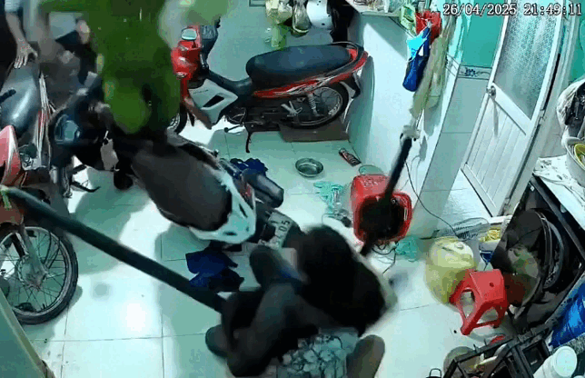 Công an dứt khoát khống chế kẻ dọa giết vợ, đốt nhà trong đêm