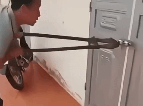 Cô giáo khóa cửa, bỏ quên học sinh lớp 2 trong lớp