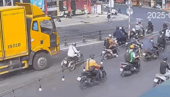 Lấn trước xe tải, người đi xe ba bánh bị cán tử vong