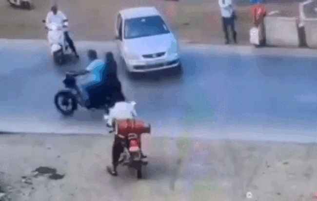 Thanh sắt đâm thủng kính chắn gió, người trong xe thoát chết kỳ diệu