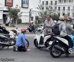 Người đàn ông quỳ gối xin lỗi chủ xe SH gây tranh cãi