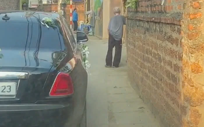 Phản ứng bất ngờ của đoàn đón dâu bị cụ ông chắn đường