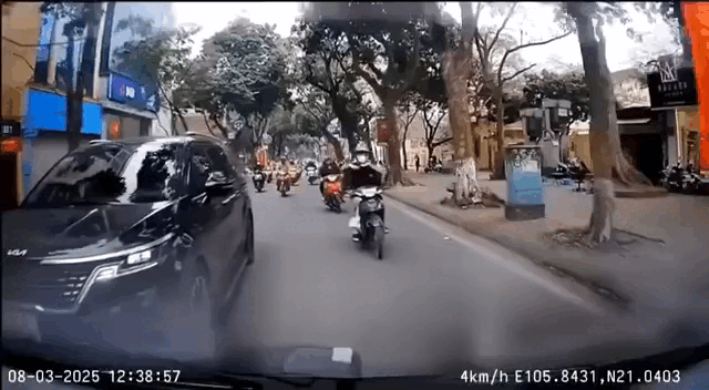 Người trên xe Lexus mở cửa ẩu khiến xe máy ngã ra đường