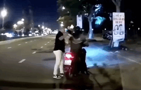 Tài xế GrabBike bị khách cầm mũ bảo hiểm đánh tới tấp