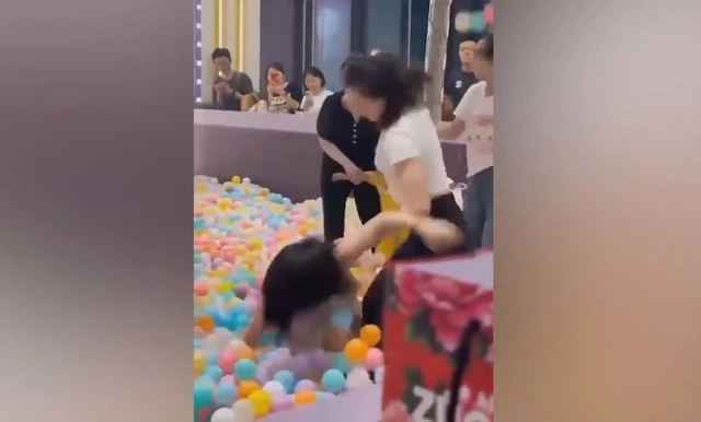 Hai bà mẹ đánh nhau trong khu vui chơi trẻ em