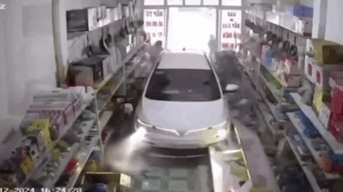 Tránh xe máy, ô tô lao vào nhà dân, tông tử vong bé gái