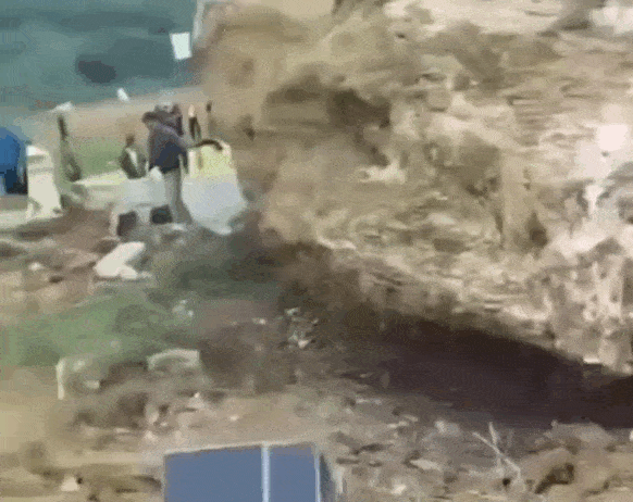 Đá lớn đè sập nhiều ngôi mộ từ việc khai thác đá