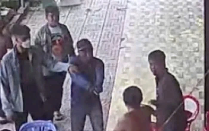 Mâu thuẫn từ chơi xóc đĩa, con bạc mang súng nhựa ra dọa nhau