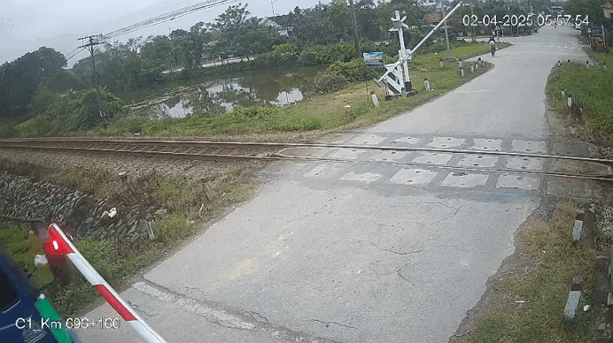 Xe tải cố tình đâm gãy rào chắn dù tàu đang lao tới