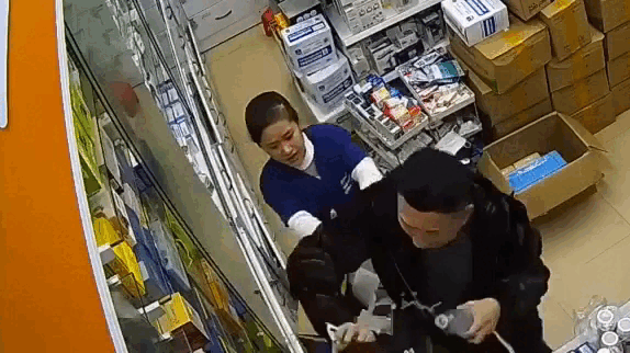 Người đàn ông túm tóc, đạp vào mặt nữ nhân viên bán thuốc