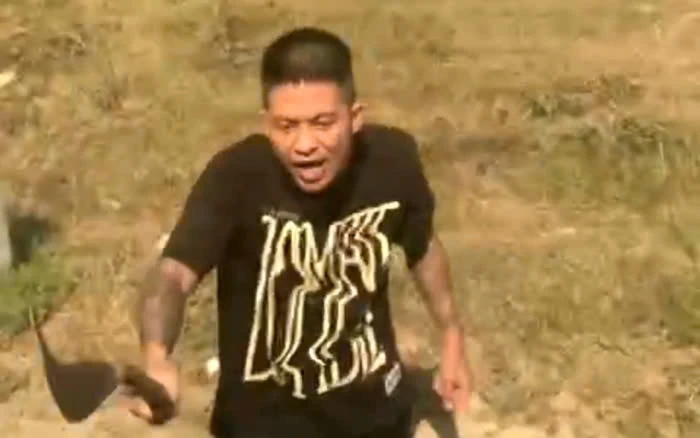 Tài xế xe tải cầm rựa thách thức dọa dẫm, phá xe người khác