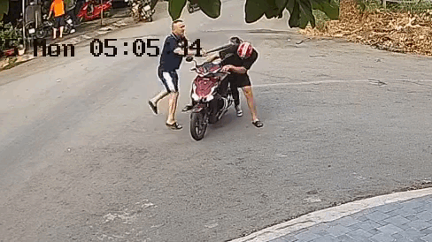 Tài xế ô tô vung gậy bóng chày đánh người chở con nhỏ