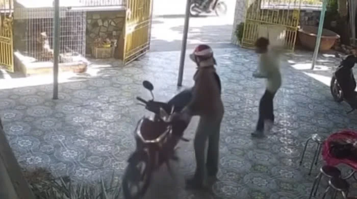 Người đàn ông dùng dao đâm chết vợ cũ rồi đi đầu thú