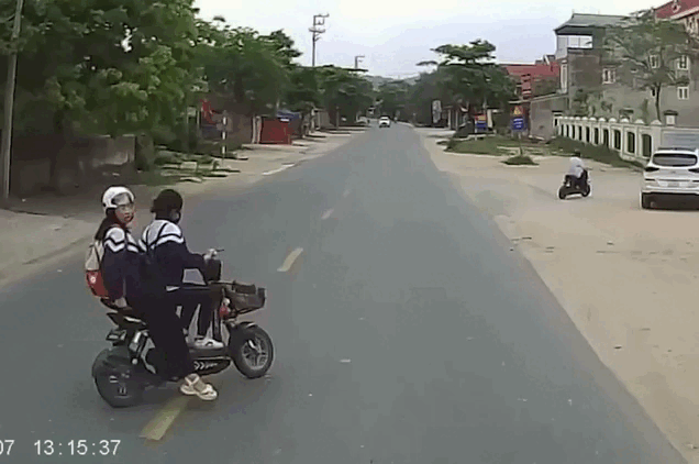 Nữ sinh sang đường không thèm nhìn, xe tải phải phanh cháy lốp