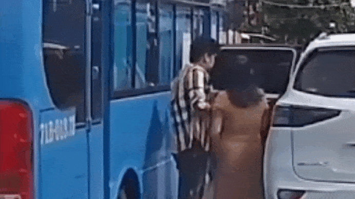 Xe khách quẹt bung cửa xe hơi do đường quá hẹp