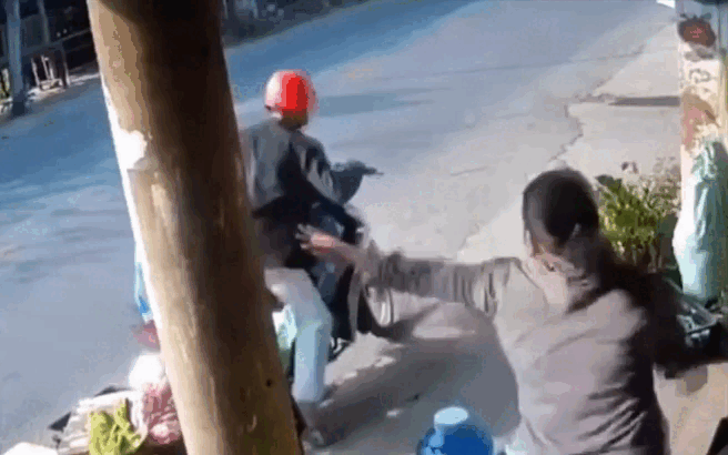 Thanh niên mua bia rồi bỏ chạy, bà chủ đuổi theo ngã bị thương