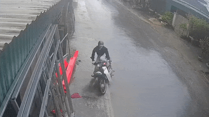 Cô gái thoát chết gang tấc khi khối gỗ “khủng” rơi xuống đường