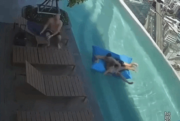 Cặp đôi suýt mất mạng khi bể bơi vô cực vỡ kính bảo vệ