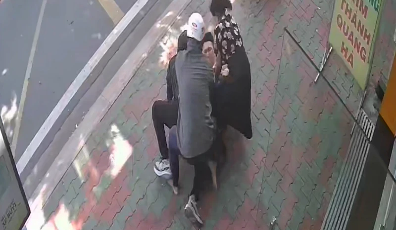 Hai anh em ruột rủ nhau dùng búa đi cướp tiệm vàng