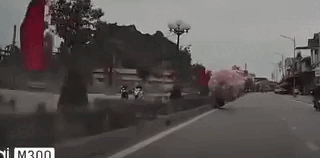 Xe máy lao vào dải phân cách, bóng bay phía sau cháy dữ dội