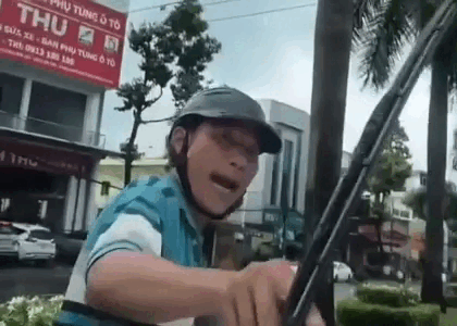 Người đàn ông chặn đầu xe, bẻ cần gạt nước liên tục chửi bới