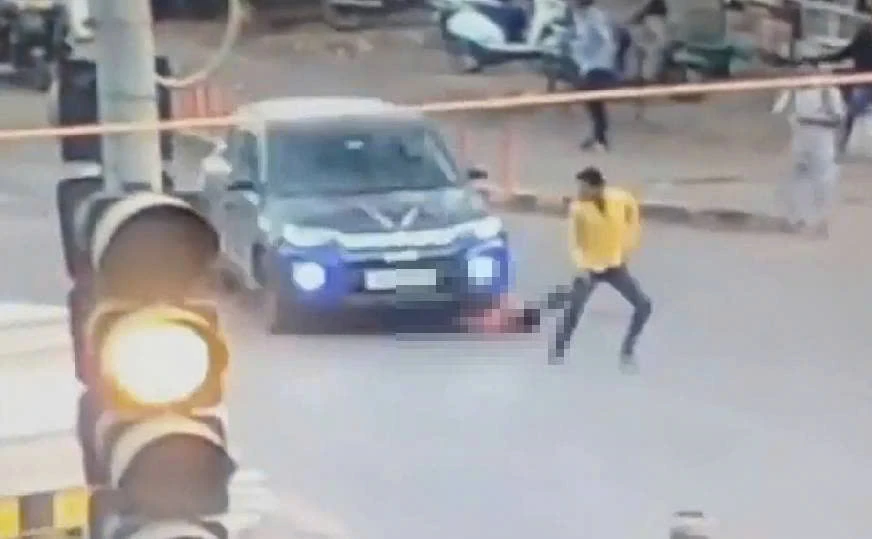 Vợ cùng nhân tình lái xe ô tô đâm chồng rồi bỏ chạy