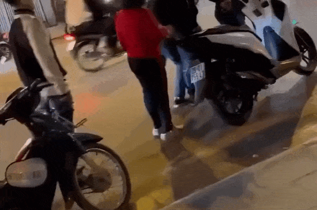 Nhóm người dùng thắt lưng đánh tới tấp, nạn nhân đứng im chịu trận