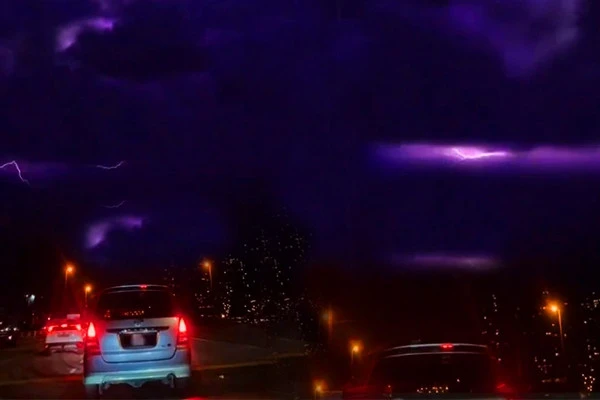 Sét màu tím lóe sáng giữa bầu trời khiến nhiều người hoảng sợ