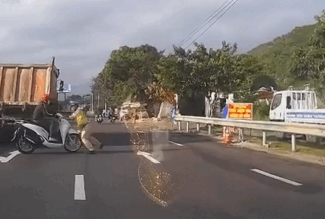 Khởi tố nam thanh niên đi xe máy tông CSGT để “thông chốt“